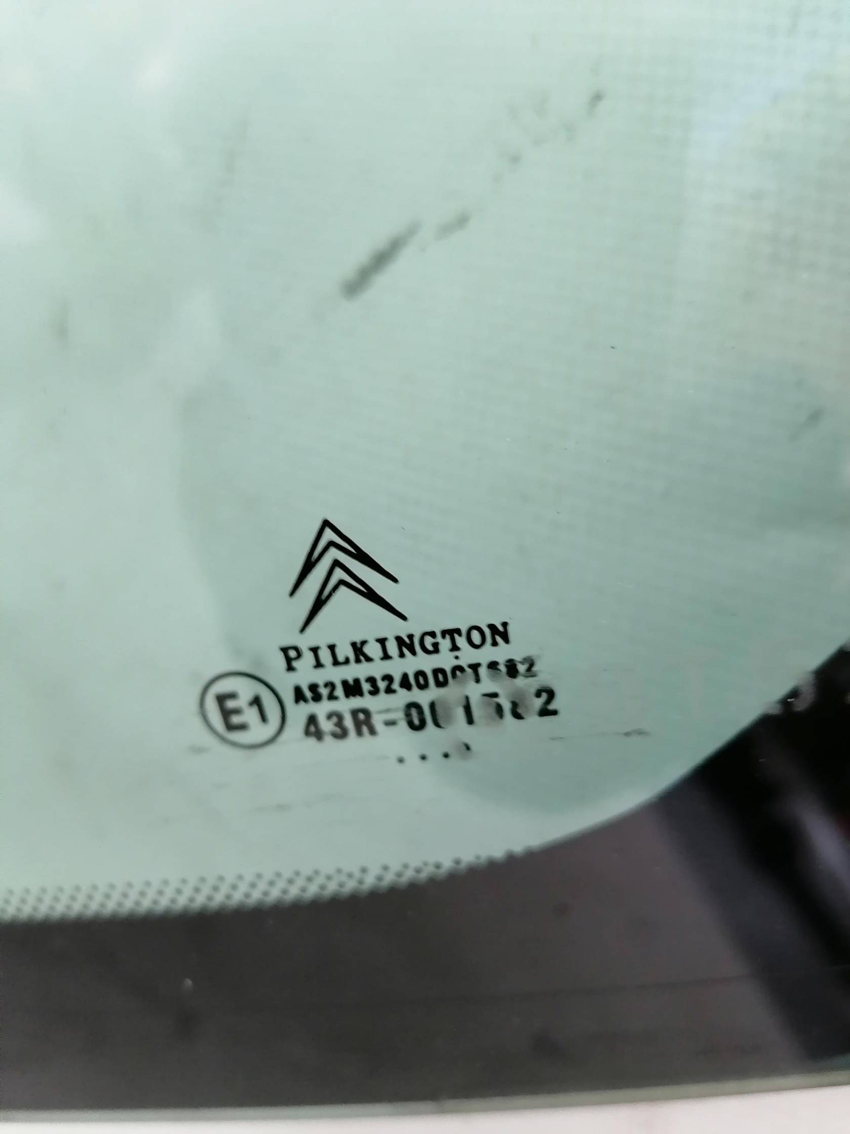 Fisso parafango ant. sx.